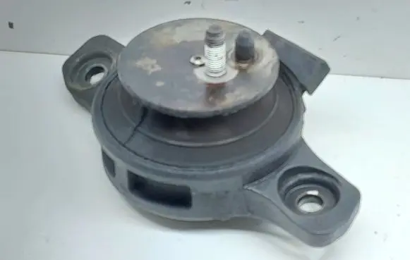 Subaru XV I Engine mount bracket