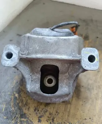 Audi A6 C7 Engine mounting bracket 8R0199361