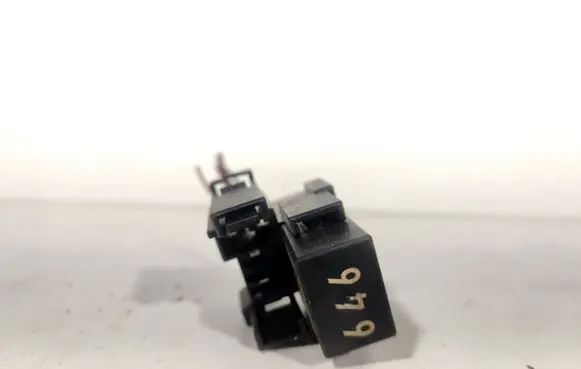Volkswagen PASSAT B7 Other relay 4H0951253C