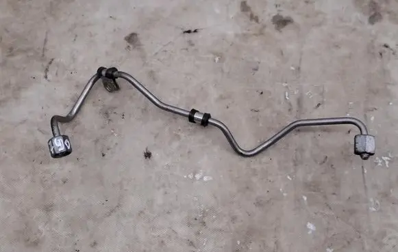 Fuel injector supply line/pipe
