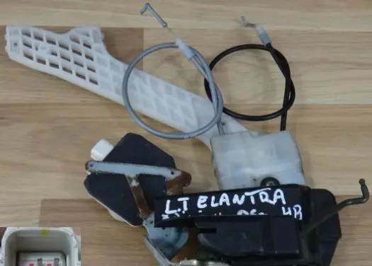 Hyundai Elantra VII Front door lock 3240756