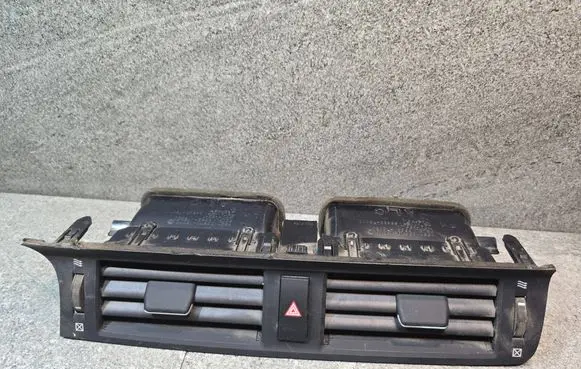 Lexus CT 200H Dash center air vent grill 5567076010