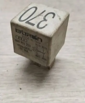 Volkswagen PASSAT B5.5 Other relay 8D0951253
