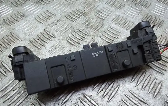 Mercedes-Benz E W210 Seat heating switch 2108200151