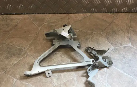 Headlight/headlamp mounting bracket