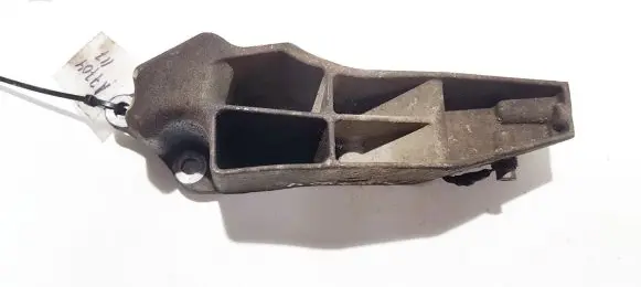 Engine mounting bracket