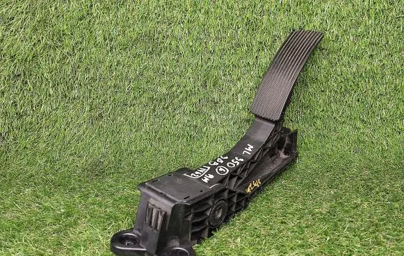 Mercedes-Benz ML W164 Accelerator throttle pedal A1643000004