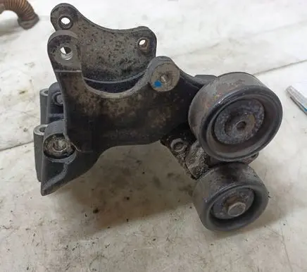 Hyundai Santa Fe Generator/alternator bracket 