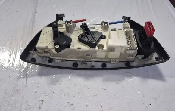 Citroen C2 Central console control unit 554525