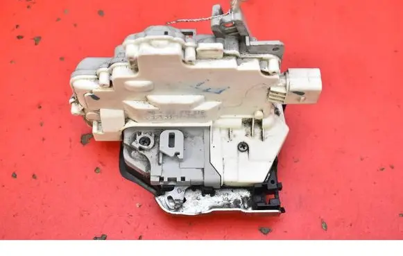 Porsche Cayenne (9PA) Rear door lock 8K0839016