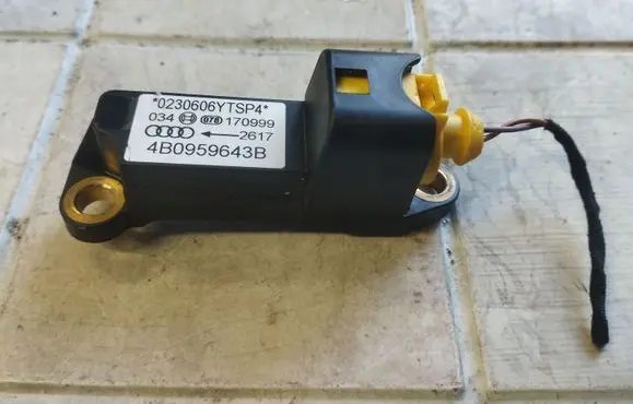 Audi A6 S6 C5 4B Airbag deployment crash/impact sensor 4B0959643B 170999