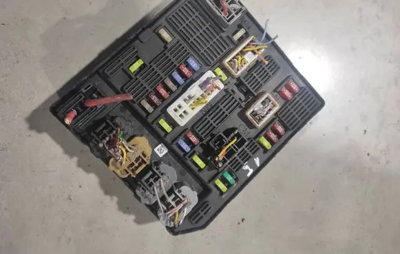 Renault Scenic III - Grand scenic III Fuse module 284B62342R 0231021700278 2840207902300