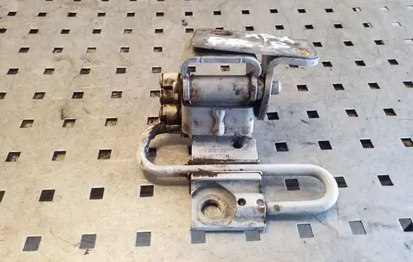 Seat Altea XL Front door lower hinge 1P0831412