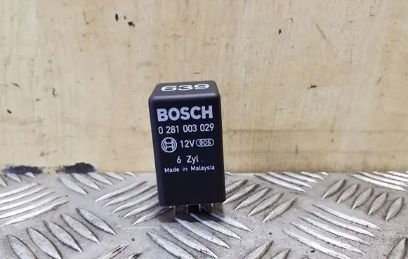 Volkswagen Touareg II Glow plug pre-heat relay 4E0907282A 0281003029