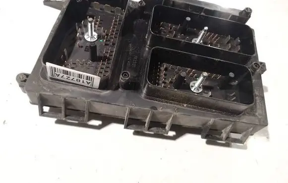 Opel Zafira B Fuse box set 13206754