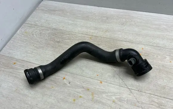 Volkswagen Touareg II Engine coolant pipe/hose 7P0122051
