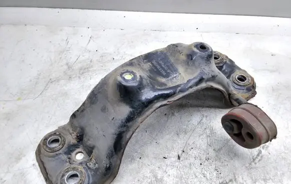 Volvo XC60 Muffler mount bracket/holder 30783314