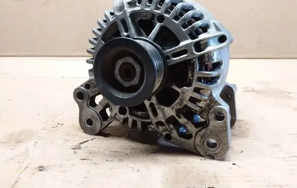 Volkswagen Golf V Generator/alternator 03C903023B