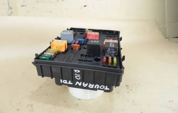 Volkswagen Touran I Fuse module 1K0937124H 291548E