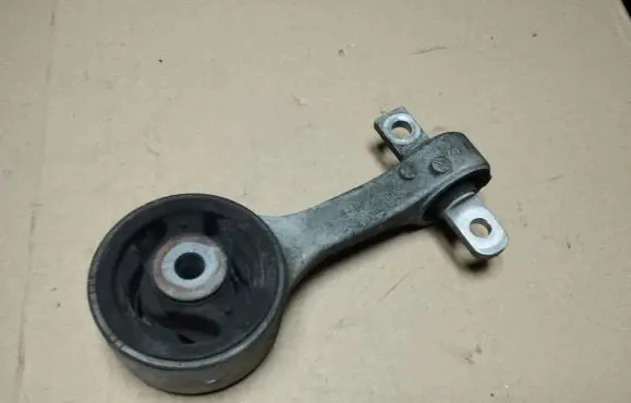 Honda Civic Engine mount bracket