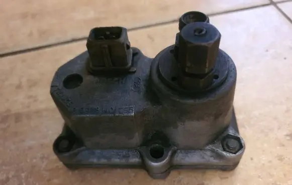 Mercedes-Benz E W123 Fuel pressure regulator 0438140065