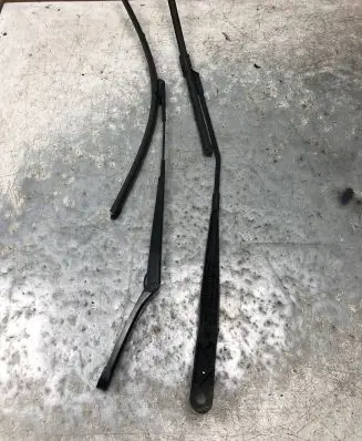 Volkswagen Golf VI Front wiper blade arm 1Q1955409 1Q1955410B