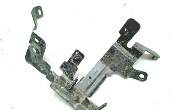 Engine mounting bracket