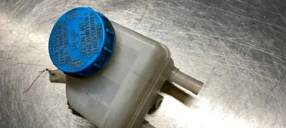 Nissan Almera Tino Brake fluid reservoir 