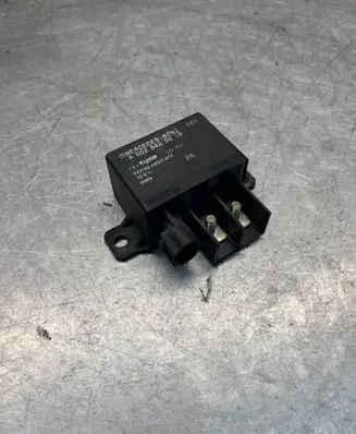 Mercedes-Benz E W210 Charging relay A0025423819 V23132A2001X14