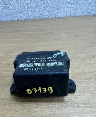 Mercedes-Benz E W124 Other relay 0075451632 D3139