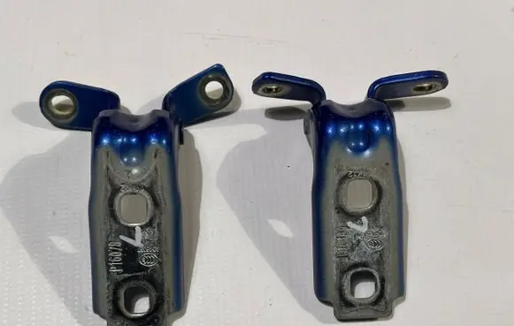 Chevrolet Camaro Front door upper hinge 046057