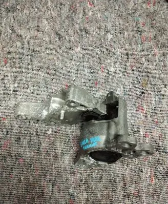 Engine mount bracket