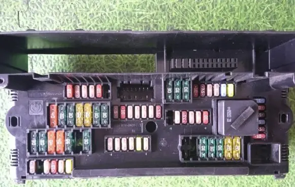 BMW 7 F01 F02 F03 F04 Fuse module 9210861 000275261 117033442D