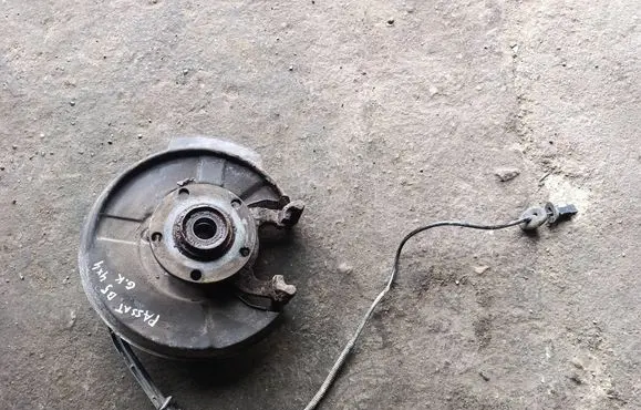 Volkswagen PASSAT B5 Rear wheel hub