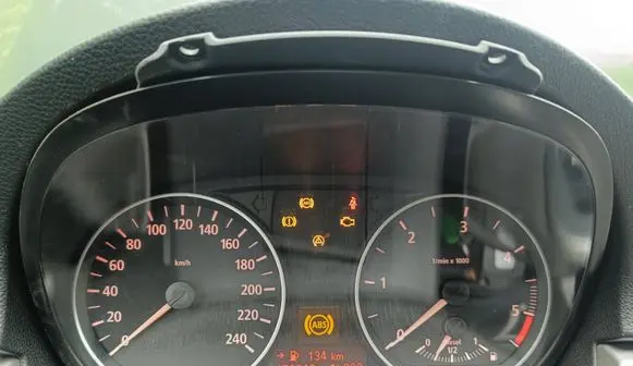 Speedometer (instrument cluster)