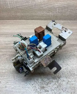 Nissan Almera Tino Fuse module 243504U100 1031002