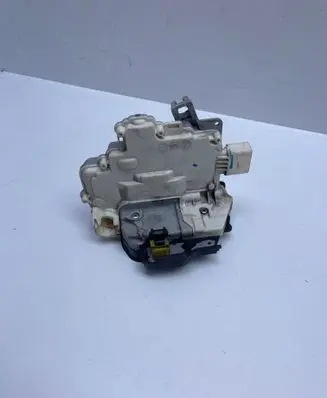 Audi A3 S3 8P Front door lock 4F2837016B