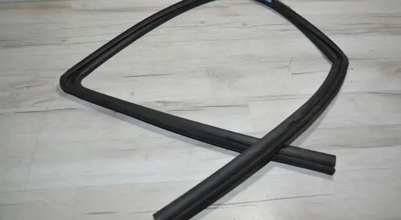 Fiat Freemont Front door rubber seal 05076870AB