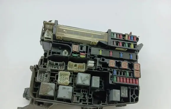 Toyota Avensis T270 Fuse module 8211105P81