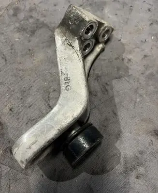 KIA Sportage Engine mounting bracket
