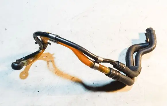 Volkswagen Touran I Engine coolant pipe/hose