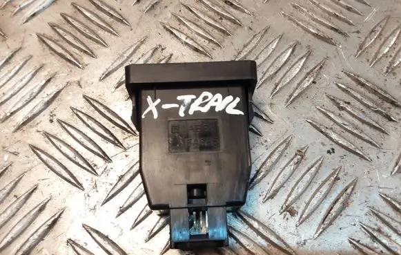 Nissan X-Trail T30 Hand parking brake switch 15A685