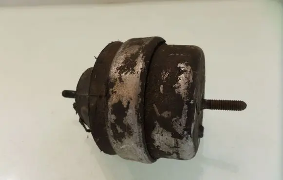Engine mount bracket