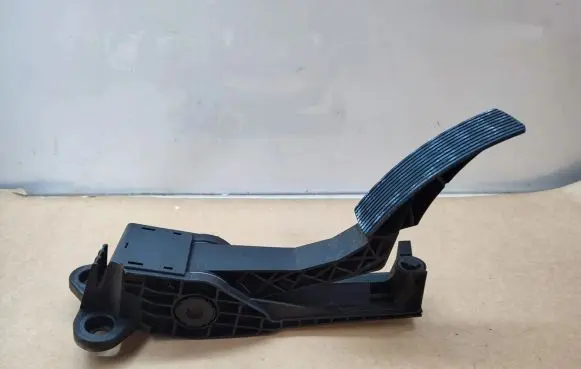 Mercedes-Benz ML W164 Accelerator throttle pedal A1643000104