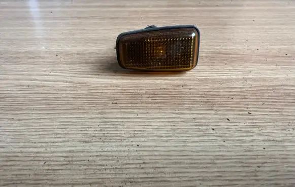 Front fender indicator light