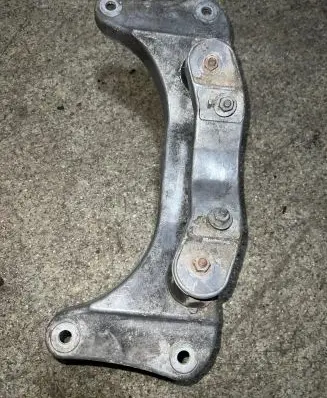BMW 5 E39 Gearbox mounting bracket 1096106