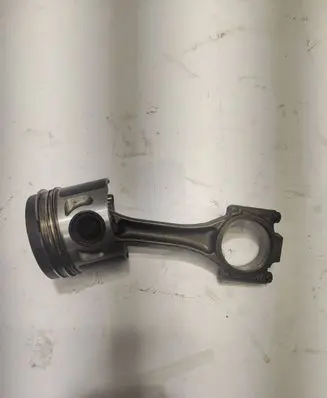 Volkswagen Caddy Piston with connecting rod 0386