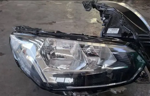 Peugeot 208 II Spotlight 