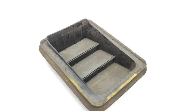 Quarter panel pressure vent