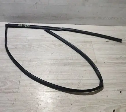 Suzuki Vitara (LY) Rubber seal front door window/glass PFFD
